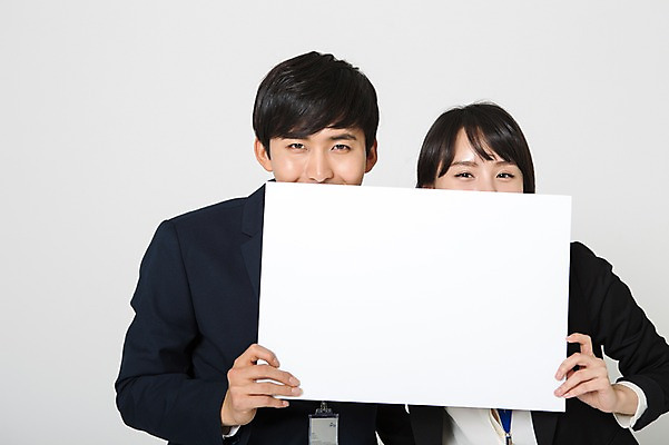 포토 JPG 스튜디오촬영 여자 남자 사각프레임 실내 들기 정장 상반신 20대 성인 두명 앞모습 한국인 비즈니스맨 비즈니스우먼 입가림 눈웃음 사원증 성인만 국내포토 옷 뷰포인트 비즈니스 모션 프레임 표정 사람 동양인 청년 내부 사각형 가림 직장인 파일형식