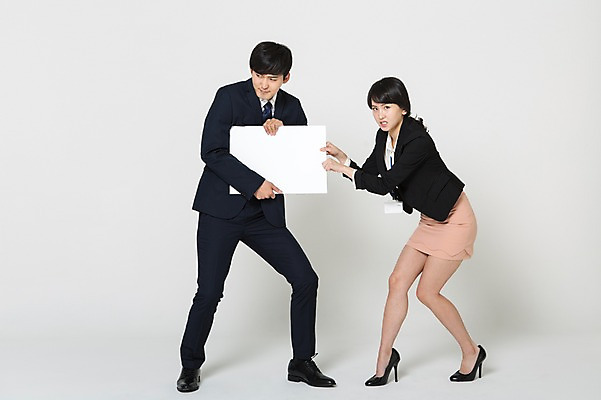 포토 JPG 스튜디오촬영 전신 여자 남자 구두 사각프레임 실내 서기 들기 정장 20대 성인 두명 앞모습 옆모습 한국인 분노 짜증 비즈니스맨 비즈니스우먼 당기기 하이힐 성인만 뺏기 국내포토 옷 감정 뷰포인트 신발 비즈니스 모션 프레임 사람 동양인 청년 내부 사각형 직장인 여성화 파일형식