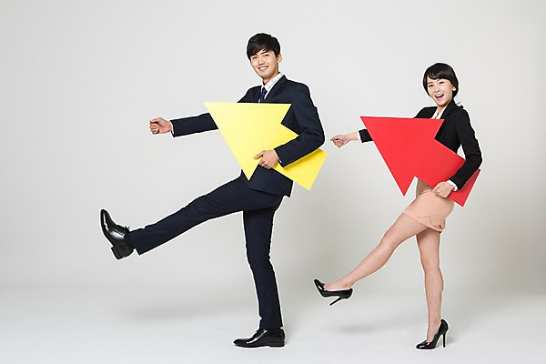 포토 JPG 스튜디오촬영 전신 여자 남자 화살표 구두 실내 서기 미소 웃음 들기 정장 20대 성인 두명 옆모습 빨간색 노란색 걷기 한국인 비즈니스맨 비즈니스우먼 하이힐 다리들기 성인만 국내포토 옷 뷰포인트 컬러 신발 비즈니스 모션 표정 사람 동양인 청년 내부 직장인 여성화 파일형식