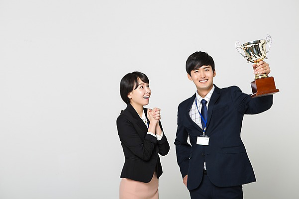포토 JPG 스튜디오촬영 여자 남자 실내 서기 미소 들기 정장 상반신 20대 성인 두명 앞모습 옆모습 한국인 우승 비즈니스맨 비즈니스우먼 자신감 트로피 주머니손 손모으기 사원증 부러움 성인만 국내포토 옷 감정 뷰포인트 비즈니스 모션 표정 사람 동양인 손짓 청년 내부 최고 직장인 상_우승 파일형식