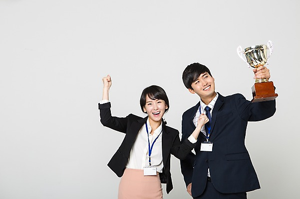 포토 JPG 스튜디오촬영 여자 남자 실내 서기 미소 들기 정장 상반신 20대 성인 두명 앞모습 파이팅 주먹 한국인 우승 비즈니스맨 비즈니스우먼 자신감 트로피 사원증 성인만 국내포토 옷 감정 뷰포인트 비즈니스 모션 표정 사람 동양인 청년 내부 최고 직장인 상_우승 파일형식