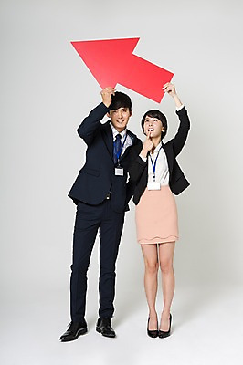 포토 JPG 스튜디오촬영 전신 여자 남자 화살표 구두 실내 서기 미소 들기 정장 20대 성인 두명 앞모습 손들기 한국인 올려보기 비즈니스맨 비즈니스우먼 하이힐 상승 사원증 성인만 국내포토 옷 뷰포인트 신발 컨셉 비즈니스 모션 표정 사람 동양인 청년 내부 직장인 여성화 파일형식