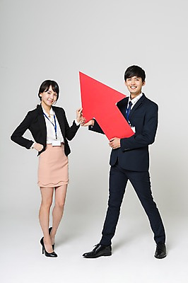 포토 JPG 스튜디오촬영 전신 여자 남자 화살표 구두 허리손 실내 서기 미소 들기 정장 20대 성인 두명 앞모습 한국인 비즈니스맨 비즈니스우먼 하이힐 상승 사원증 성인만 국내포토 옷 뷰포인트 포즈 신발 컨셉 비즈니스 모션 표정 사람 동양인 청년 내부 직장인 여성화 파일형식