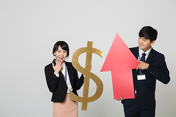 포토 JPG 스튜디오촬영 여자 남자 화살표 구두 실내 서기 미소 들기 정장 상반신 20대 성인 두명 앞모습 달러 한국인 비즈니스맨 비즈니스우먼 화폐기호 하이힐 상승 입가림 사원증 성인만 국내포토 기호 옷 뷰포인트 신발 컨셉 돈 비즈니스 모션 표정 사람 동양인 청년 내부 가림 직장인 여성화 화폐 파일형식