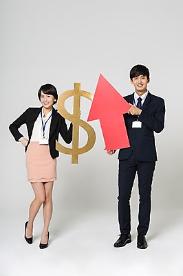 포토 JPG 스튜디오촬영 전신 여자 남자 화살표 구두 허리손 실내 서기 미소 들기 정장 20대 성인 두명 앞모습 달러 한국인 비즈니스맨 비즈니스우먼 화폐기호 하이힐 상승 사원증 성인만 국내포토 기호 옷 뷰포인트 포즈 신발 컨셉 돈 비즈니스 모션 표정 사람 동양인 청년 내부 직장인 여성화 화폐 파일형식