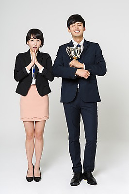 포토 JPG 스튜디오촬영 전신 여자 남자 구두 안기 실내 서기 미소 들기 정장 20대 성인 두명 앞모습 눈감음 기쁨 한국인 우승 비즈니스맨 비즈니스우먼 자신감 하이힐 트로피 손모으기 사원증 부러움 성인만 국내포토 옷 감정 뷰포인트 신발 비즈니스 모션 표정 사람 동양인 손짓 청년 내부 최고 직장인 여성화 상_우승 파일형식
