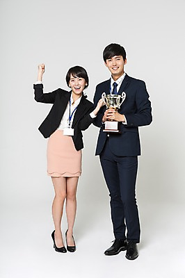 포토 JPG 스튜디오촬영 전신 여자 남자 구두 실내 서기 미소 들기 정장 20대 성인 두명 앞모습 파이팅 주먹 기쁨 한국인 우승 비즈니스맨 비즈니스우먼 자신감 하이힐 트로피 사원증 성인만 국내포토 옷 감정 뷰포인트 신발 비즈니스 모션 표정 사람 동양인 청년 내부 최고 직장인 여성화 상_우승 파일형식