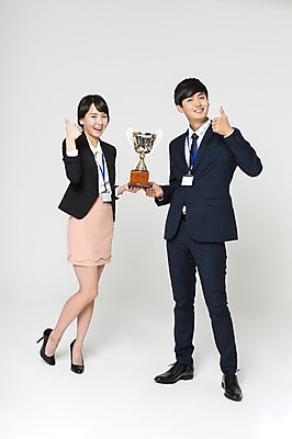 포토 JPG 스튜디오촬영 전신 여자 남자 구두 실내 서기 미소 들기 정장 20대 성인 두명 앞모습 기쁨 한국인 엄지손가락 우승 최고 비즈니스맨 비즈니스우먼 자신감 하이힐 트로피 사원증 성인만 국내포토 옷 감정 뷰포인트 신발 비즈니스 손가락 모션 표정 사람 동양인 청년 내부 직장인 여성화 상_우승 파일형식