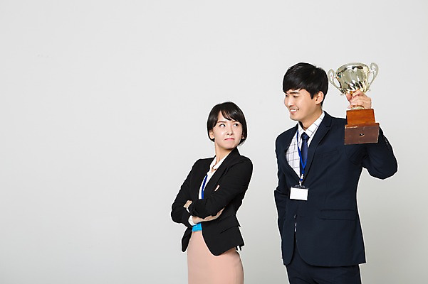 포토 JPG 스튜디오촬영 여자 남자 실내 서기 미소 들기 정장 상반신 20대 성인 두명 앞모습 옆모습 팔짱 기쁨 한국인 우승 비즈니스맨 비즈니스우먼 자신감 트로피 삐침 사원증 노려봄 질투 성인만 국내포토 옷 감정 뷰포인트 비즈니스 모션 표정 사람 동양인 청년 내부 최고 직장인 상_우승 파일형식