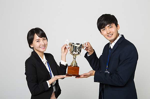 포토 JPG 스튜디오촬영 여자 남자 실내 미소 들기 정장 상반신 20대 성인 두명 옆모습 기쁨 한국인 우승 비즈니스맨 비즈니스우먼 자신감 트로피 사원증 성인만 국내포토 옷 감정 뷰포인트 비즈니스 모션 표정 사람 동양인 청년 내부 최고 직장인 상_우승 파일형식