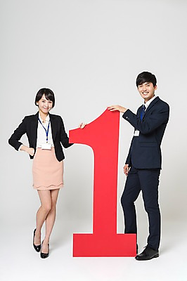 포토 JPG 스튜디오촬영 전신 1 여자 남자 구두 허리손 실내 서기 미소 정장 20대 성인 두명 앞모습 옆모습 숫자 한국인 비즈니스맨 비즈니스우먼 하이힐 사원증 성인만 국내포토 문자 옷 뷰포인트 포즈 신발 비즈니스 모션 표정 사람 동양인 청년 내부 직장인 여성화 파일형식