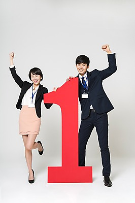 포토 JPG 스튜디오촬영 전신 1 여자 남자 구두 실내 서기 미소 정장 20대 성인 두명 앞모습 숫자 손들기 파이팅 주먹 한국인 비즈니스맨 비즈니스우먼 하이힐 사원증 다리들기 성인만 국내포토 문자 옷 뷰포인트 신발 비즈니스 모션 표정 사람 동양인 청년 내부 직장인 여성화 파일형식