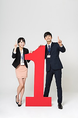 포토 JPG 스튜디오촬영 전신 1 여자 남자 구두 실내 서기 미소 정장 손짓 20대 성인 두명 앞모습 숫자 한국인 가리킴 비즈니스맨 비즈니스우먼 하이힐 사원증 성인만 국내포토 문자 옷 뷰포인트 신발 비즈니스 모션 표정 사람 동양인 청년 내부 직장인 여성화 파일형식