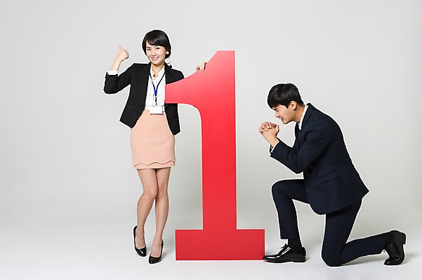 포토 JPG 스튜디오촬영 전신 1 여자 남자 구두 실내 서기 미소 정장 20대 성인 두명 앞모습 옆모습 숫자 눈감음 한국인 엄지손가락 기도 최고 비즈니스맨 비즈니스우먼 하이힐 무릎꿇기 손모으기 사원증 성인만 국내포토 문자 옷 뷰포인트 신발 비즈니스 손가락 모션 표정 사람 동양인 손짓 청년 내부 직장인 여성화 파일형식