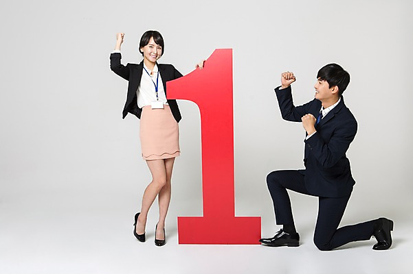 포토 JPG 스튜디오촬영 전신 1 여자 남자 구두 실내 서기 미소 정장 20대 성인 두명 앞모습 옆모습 숫자 손들기 파이팅 주먹 한국인 비즈니스맨 비즈니스우먼 하이힐 무릎꿇기 사원증 성인만 국내포토 문자 옷 뷰포인트 신발 비즈니스 모션 표정 사람 동양인 청년 내부 직장인 여성화 파일형식