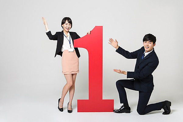 포토 JPG 스튜디오촬영 전신 1 여자 남자 구두 안내 실내 서기 미소 웃음 정장 손짓 20대 성인 두명 앞모습 옆모습 숫자 한국인 비즈니스맨 비즈니스우먼 하이힐 무릎꿇기 사원증 성인만 국내포토 문자 옷 뷰포인트 신발 비즈니스 모션 표정 사람 동양인 청년 내부 직장인 여성화 파일형식