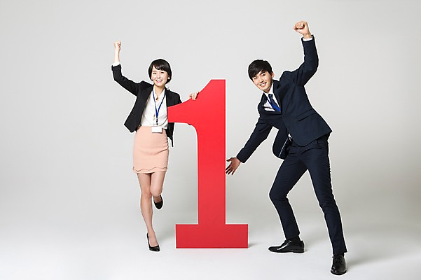 포토 JPG 스튜디오촬영 전신 1 여자 남자 구두 실내 서기 미소 정장 20대 성인 두명 앞모습 숫자 손들기 파이팅 주먹 한국인 비즈니스맨 비즈니스우먼 하이힐 사원증 성인만 국내포토 문자 옷 뷰포인트 신발 비즈니스 모션 표정 사람 동양인 청년 내부 직장인 여성화 파일형식