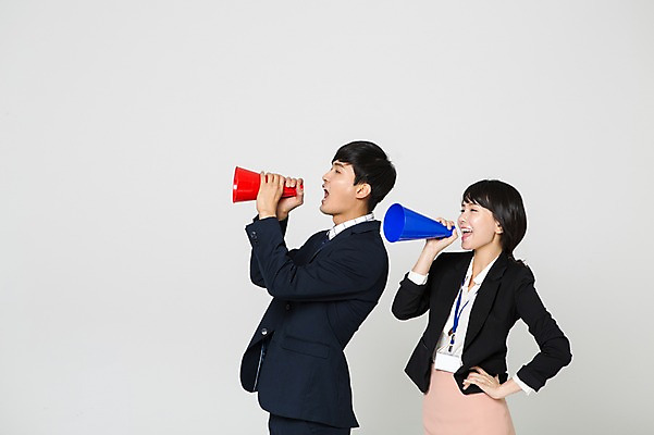 포토 JPG 스튜디오촬영 여자 남자 허리손 실내 서기 들기 정장 상반신 20대 성인 두명 옆모습 확성기 외침 한국인 비즈니스맨 비즈니스우먼 사원증 성인만 국내포토 옷 뷰포인트 포즈 비즈니스 모션 사람 동양인 청년 내부 소리 직장인 파일형식