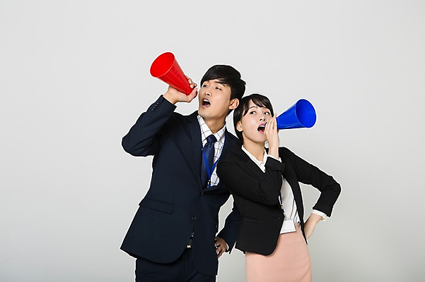 포토 JPG 스튜디오촬영 여자 남자 허리손 실내 서기 들기 정장 상반신 20대 성인 두명 앞모습 확성기 외침 한국인 비즈니스맨 비즈니스우먼 사원증 성인만 국내포토 옷 뷰포인트 포즈 비즈니스 모션 사람 동양인 청년 내부 소리 직장인 파일형식