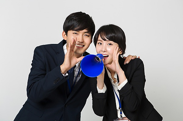포토 JPG 스튜디오촬영 여자 남자 실내 미소 들기 정장 손짓 상반신 20대 성인 두명 앞모습 확성기 외침 한국인 비즈니스맨 비즈니스우먼 성인만 국내포토 옷 뷰포인트 비즈니스 모션 표정 사람 동양인 청년 내부 소리 직장인 파일형식