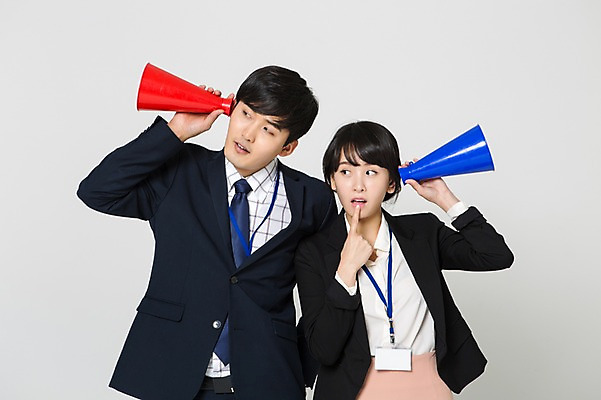 포토 JPG 스튜디오촬영 여자 남자 실내 들기 정장 상반신 20대 성인 두명 앞모습 확성기 듣기 한국인 비즈니스맨 비즈니스우먼 사원증 성인만 국내포토 옷 뷰포인트 비즈니스 모션 사람 동양인 청년 내부 직장인 파일형식