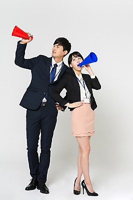 포토 JPG 스튜디오촬영 전신 여자 남자 구두 허리손 실내 서기 들기 정장 20대 성인 두명 앞모습 확성기 외침 한국인 비즈니스맨 비즈니스우먼 하이힐 사원증 성인만 국내포토 옷 뷰포인트 포즈 신발 비즈니스 모션 사람 동양인 청년 내부 소리 직장인 여성화 파일형식