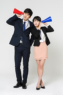 포토 JPG 스튜디오촬영 전신 여자 남자 구두 실내 서기 들기 정장 20대 성인 두명 앞모습 확성기 듣기 한국인 비즈니스맨 비즈니스우먼 하이힐 사원증 성인만 국내포토 옷 뷰포인트 신발 비즈니스 모션 사람 동양인 청년 내부 직장인 여성화 파일형식