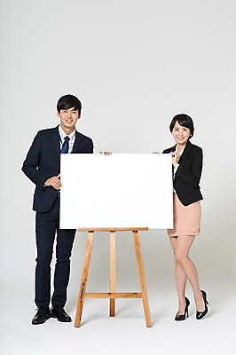 포토 JPG 스튜디오촬영 전신 여자 남자 구두 사각프레임 실내 서기 미소 정장 20대 성인 두명 앞모습 한국인 비즈니스맨 비즈니스우먼 하이힐 이젤 성인만 국내포토 옷 뷰포인트 신발 비즈니스 모션 프레임 표정 사람 동양인 청년 내부 사각형 미술도구 직장인 여성화 파일형식