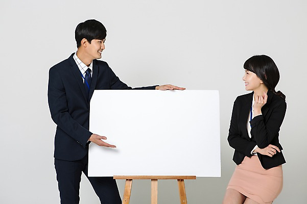 포토 JPG 스튜디오촬영 여자 남자 안내 사각프레임 실내 서기 미소 앉기 정장 손짓 상반신 20대 성인 두명 앞모습 마주보기 한국인 비즈니스맨 비즈니스우먼 이젤 성인만 국내포토 옷 뷰포인트 비즈니스 모션 프레임 표정 사람 동양인 청년 내부 사각형 미술도구 직장인 파일형식