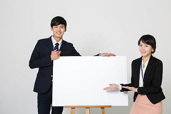 포토 JPG 스튜디오촬영 여자 남자 안내 사각프레임 실내 서기 미소 앉기 정장 손짓 상반신 20대 성인 두명 앞모습 한국인 비즈니스맨 비즈니스우먼 이젤 성인만 국내포토 옷 뷰포인트 비즈니스 모션 프레임 표정 사람 동양인 청년 내부 사각형 미술도구 직장인 파일형식