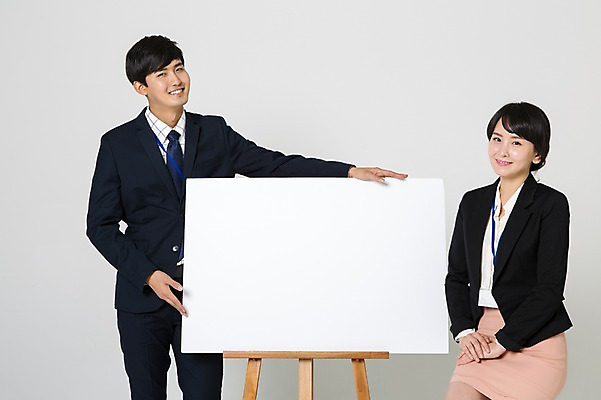 포토 JPG 스튜디오촬영 여자 남자 사각프레임 실내 서기 미소 앉기 정장 상반신 20대 성인 두명 앞모습 한국인 비즈니스맨 비즈니스우먼 이젤 손모으기 성인만 국내포토 옷 뷰포인트 비즈니스 모션 프레임 표정 사람 동양인 손짓 청년 내부 사각형 미술도구 직장인 파일형식