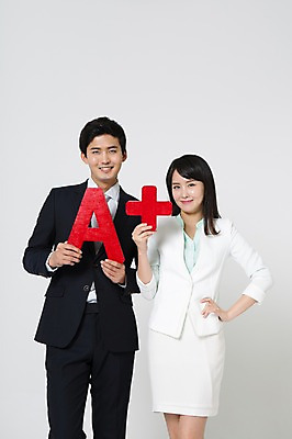 포토 JPG 스튜디오촬영 여자 남자 허리손 실내 서기 미소 들기 정장 상반신 20대 성인 두명 앞모습 한국인 비즈니스맨 비즈니스우먼 에이플러스 성인만 국내포토 옷 뷰포인트 포즈 비즈니스 모션 표정 사람 동양인 청년 내부 직장인 점수 파일형식