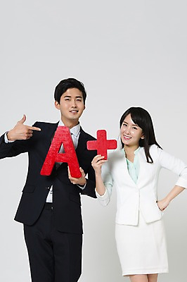 포토 JPG 스튜디오촬영 여자 남자 허리손 실내 서기 미소 들기 정장 상반신 20대 성인 두명 앞모습 한국인 가리킴 비즈니스맨 비즈니스우먼 에이플러스 성인만 국내포토 옷 뷰포인트 포즈 비즈니스 모션 표정 사람 동양인 손짓 청년 내부 직장인 점수 파일형식