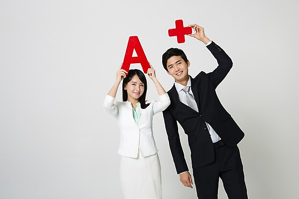 포토 JPG 스튜디오촬영 여자 남자 실내 서기 미소 들기 정장 상반신 20대 성인 두명 앞모습 손들기 한국인 비즈니스맨 비즈니스우먼 에이플러스 성인만 국내포토 옷 뷰포인트 비즈니스 모션 표정 사람 동양인 청년 내부 직장인 점수 파일형식