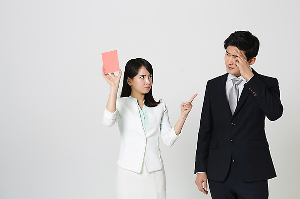 포토 JPG 스튜디오촬영 여자 남자 실내 경고 서기 들기 정장 상반신 20대 성인 두명 앞모습 한국인 가리킴 비즈니스맨 비즈니스우먼 찡그림 고민 불만 노려봄 레드카드 불만족 성인만 국내포토 옷 감정 뷰포인트 컨셉 비즈니스 모션 표정 사람 동양인 손짓 청년 내부 직장인 카드_놀이용품 파일형식