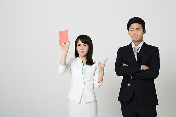 포토 JPG 스튜디오촬영 여자 남자 실내 경고 서기 들기 정장 상반신 20대 성인 두명 앞모습 팔짱 한국인 가리킴 비즈니스맨 비즈니스우먼 찡그림 불만 레드카드 불만족 성인만 국내포토 옷 감정 뷰포인트 컨셉 비즈니스 모션 표정 사람 동양인 손짓 청년 내부 직장인 카드_놀이용품 파일형식