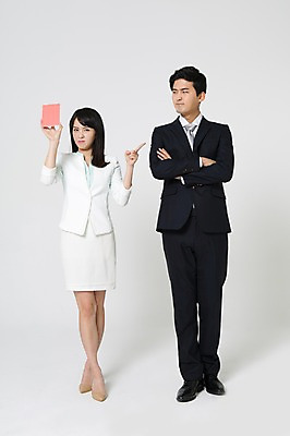 포토 JPG 스튜디오촬영 전신 여자 남자 구두 실내 경고 서기 들기 정장 20대 성인 두명 앞모습 팔짱 한국인 가리킴 비즈니스맨 비즈니스우먼 찡그림 하이힐 불만 레드카드 불만족 성인만 국내포토 옷 감정 뷰포인트 신발 컨셉 비즈니스 모션 표정 사람 동양인 손짓 청년 내부 직장인 카드_놀이용품 여성화 파일형식