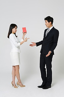 포토 JPG 스튜디오촬영 전신 여자 남자 구두 실내 경고 서기 들기 정장 20대 성인 두명 옆모습 마주보기 놀람 한국인 가리킴 비즈니스맨 비즈니스우먼 하이힐 불만 노려봄 레드카드 불만족 성인만 국내포토 옷 감정 뷰포인트 신발 컨셉 비즈니스 모션 표정 사람 동양인 손짓 청년 내부 직장인 카드_놀이용품 여성화 파일형식