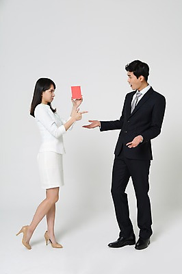 포토 JPG 스튜디오촬영 전신 여자 남자 구두 실내 경고 서기 들기 정장 20대 성인 두명 옆모습 놀람 한국인 가리킴 비즈니스맨 비즈니스우먼 하이힐 불만 노려봄 레드카드 불만족 성인만 국내포토 옷 감정 뷰포인트 신발 컨셉 비즈니스 모션 표정 사람 동양인 손짓 청년 내부 직장인 카드_놀이용품 여성화 파일형식