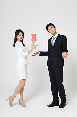 포토 JPG 스튜디오촬영 전신 여자 남자 구두 실내 경고 서기 들기 정장 20대 성인 두명 옆모습 마주보기 한국인 가리킴 비즈니스맨 비즈니스우먼 찡그림 하이힐 불만 노려봄 레드카드 불만족 성인만 국내포토 옷 감정 뷰포인트 신발 컨셉 비즈니스 모션 표정 사람 동양인 손짓 청년 내부 직장인 카드_놀이용품 여성화 파일형식