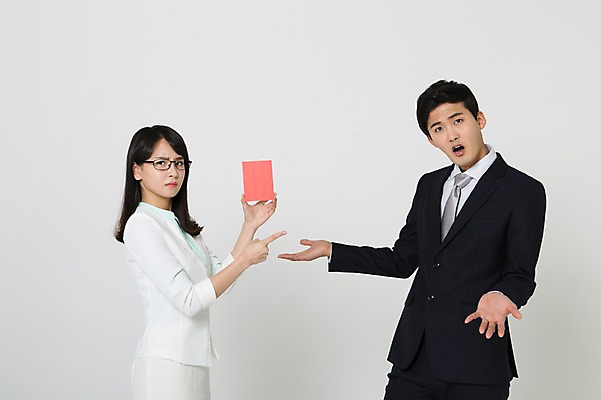 포토 JPG 스튜디오촬영 여자 남자 안경 실내 경고 서기 들기 정장 상반신 20대 성인 두명 옆모습 마주보기 놀람 한국인 가리킴 비즈니스맨 비즈니스우먼 찡그림 불만 노려봄 레드카드 불만족 성인만 안경낌 국내포토 잡화 옷 감정 뷰포인트 컨셉 비즈니스 모션 표정 사람 동양인 손짓 청년 내부 직장인 카드_놀이용품 파일형식