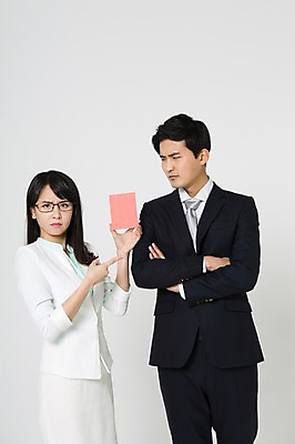 포토 JPG 스튜디오촬영 여자 남자 안경 실내 경고 서기 들기 정장 상반신 20대 성인 두명 앞모습 옆모습 팔짱 한국인 가리킴 비즈니스맨 비즈니스우먼 찡그림 불만 노려봄 레드카드 불만족 성인만 안경낌 국내포토 잡화 옷 감정 뷰포인트 컨셉 비즈니스 모션 표정 사람 동양인 손짓 청년 내부 직장인 카드_놀이용품 파일형식