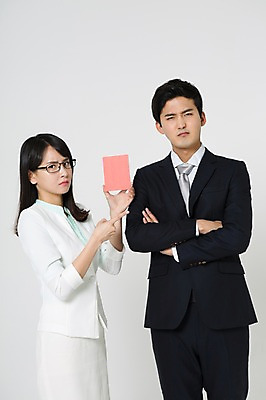 포토 JPG 스튜디오촬영 여자 남자 안경 실내 경고 서기 들기 정장 상반신 20대 성인 두명 앞모습 옆모습 팔짱 한국인 가리킴 비즈니스맨 비즈니스우먼 찡그림 불만 노려봄 레드카드 불만족 성인만 안경낌 국내포토 잡화 옷 감정 뷰포인트 컨셉 비즈니스 모션 표정 사람 동양인 손짓 청년 내부 직장인 카드_놀이용품 파일형식