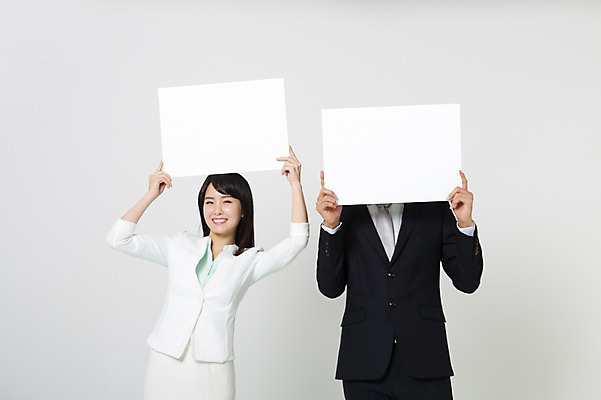 포토 JPG 스튜디오촬영 여자 남자 사각프레임 실내 서기 미소 들기 정장 상반신 20대 성인 두명 앞모습 손들기 한국인 비즈니스맨 비즈니스우먼 얼굴가리기 성인만 국내포토 옷 뷰포인트 비즈니스 모션 프레임 표정 사람 동양인 청년 내부 사각형 가림 직장인 파일형식