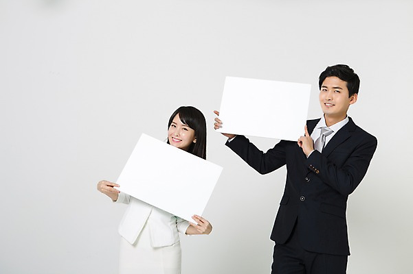 포토 JPG 스튜디오촬영 여자 남자 사각프레임 실내 서기 미소 들기 정장 상반신 20대 성인 두명 앞모습 한국인 비즈니스맨 비즈니스우먼 성인만 국내포토 옷 뷰포인트 비즈니스 모션 프레임 표정 사람 동양인 청년 내부 사각형 직장인 파일형식