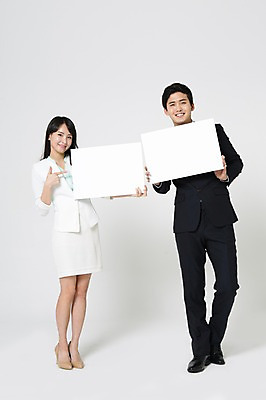 포토 JPG 스튜디오촬영 전신 여자 남자 구두 사각프레임 실내 서기 미소 들기 정장 20대 성인 두명 앞모습 한국인 가리킴 비즈니스맨 비즈니스우먼 하이힐 성인만 국내포토 옷 뷰포인트 신발 비즈니스 모션 프레임 표정 사람 동양인 손짓 청년 내부 사각형 직장인 여성화 파일형식