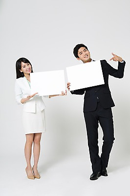 포토 JPG 스튜디오촬영 전신 여자 남자 구두 사각프레임 실내 서기 미소 들기 정장 20대 성인 두명 앞모습 한국인 가리킴 비즈니스맨 비즈니스우먼 하이힐 성인만 국내포토 옷 뷰포인트 신발 비즈니스 모션 프레임 표정 사람 동양인 손짓 청년 내부 사각형 직장인 여성화 파일형식