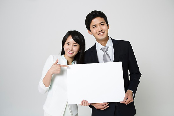 포토 JPG 스튜디오촬영 여자 남자 사각프레임 실내 미소 들기 정장 상반신 20대 성인 두명 앞모습 한국인 가리킴 비즈니스맨 비즈니스우먼 성인만 국내포토 옷 뷰포인트 비즈니스 모션 프레임 표정 사람 동양인 손짓 청년 내부 사각형 직장인 파일형식