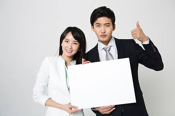 포토 JPG 스튜디오촬영 여자 남자 사각프레임 실내 미소 들기 정장 상반신 20대 성인 두명 앞모습 한국인 엄지손가락 최고 비즈니스맨 비즈니스우먼 성인만 국내포토 옷 뷰포인트 비즈니스 손가락 모션 프레임 표정 사람 동양인 청년 내부 사각형 직장인 파일형식