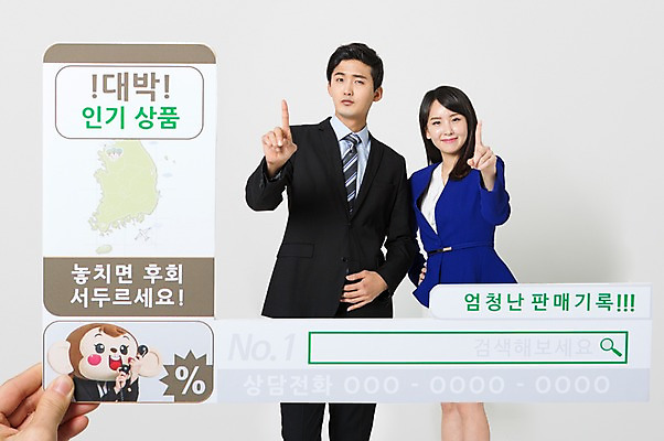 포토 JPG 스튜디오촬영 손 여자 남자 실내 서기 미소 정장 손짓 상반신 20대 성인 앞모습 신체부위 세명 쇼핑 한국인 가리킴 잡기 비즈니스맨 비즈니스우먼 쇼호스트 홈쇼핑 국내포토 직업 옷 뷰포인트 비즈니스 모션 표정 사람 동양인 청년 내부 직장인 파일형식